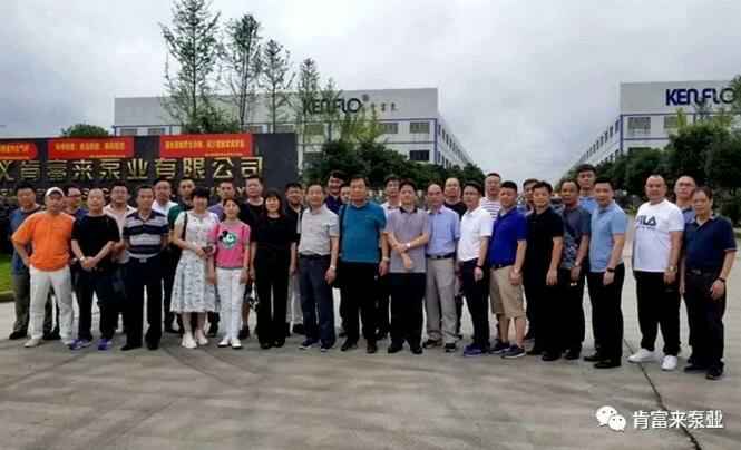 与会人员在遵义华体·网站在线登入官网-华体(中国)有限公司大门口合影留念